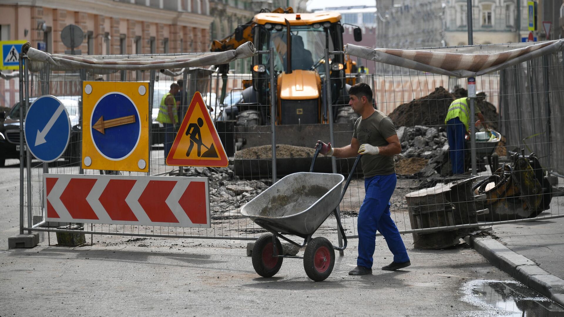 Рабочие проводят работы по благоустройству улицы в Москве - РИА Новости, 1920, 01.07.2022