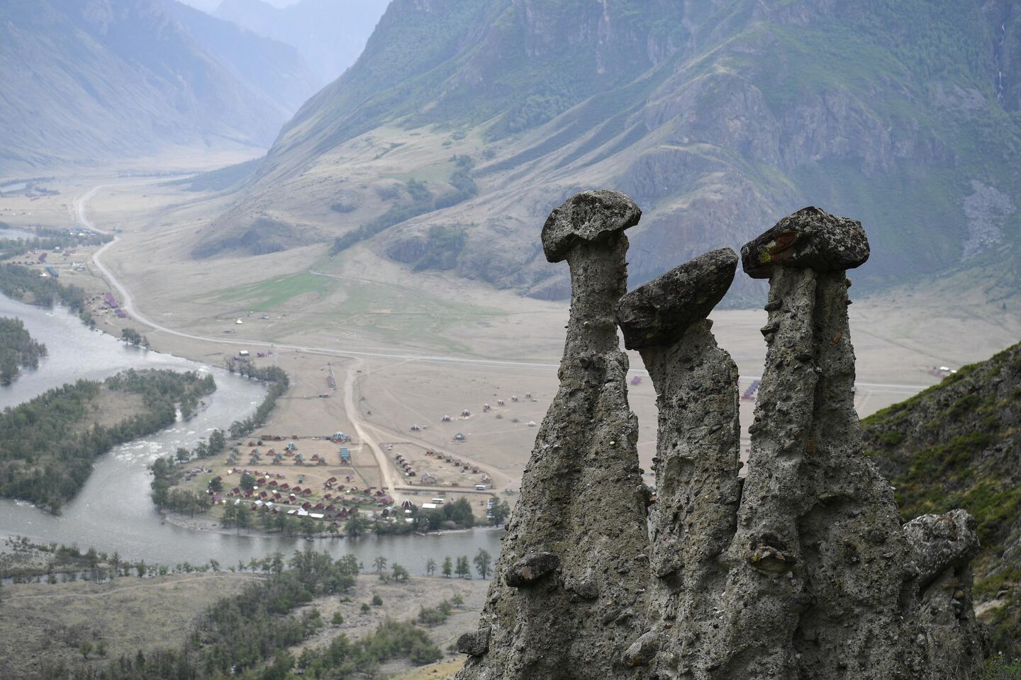 Каменные грибы в урочище Аккурум в Республике Алтай