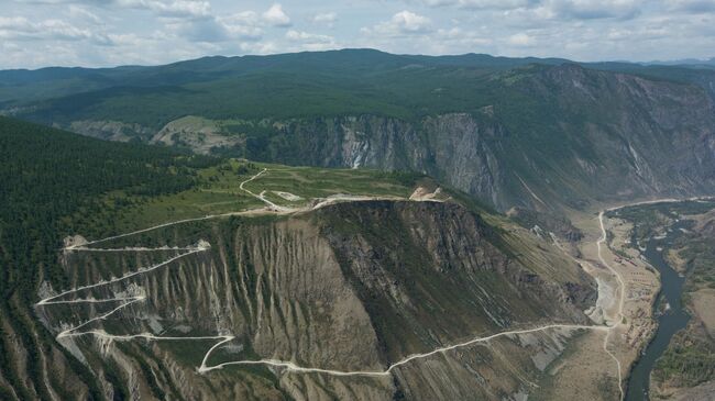 Перевал Кату-Ярык (спуск в долину реки Чулышман) на автомобильной дороге Балыктуюль - Балыкча в Республике Алтай Перевал Кату-Ярык (спуск в долину реки Чулышман) на автомобильной дороге Балыктуюль - Балыкча в Республике Алтай
