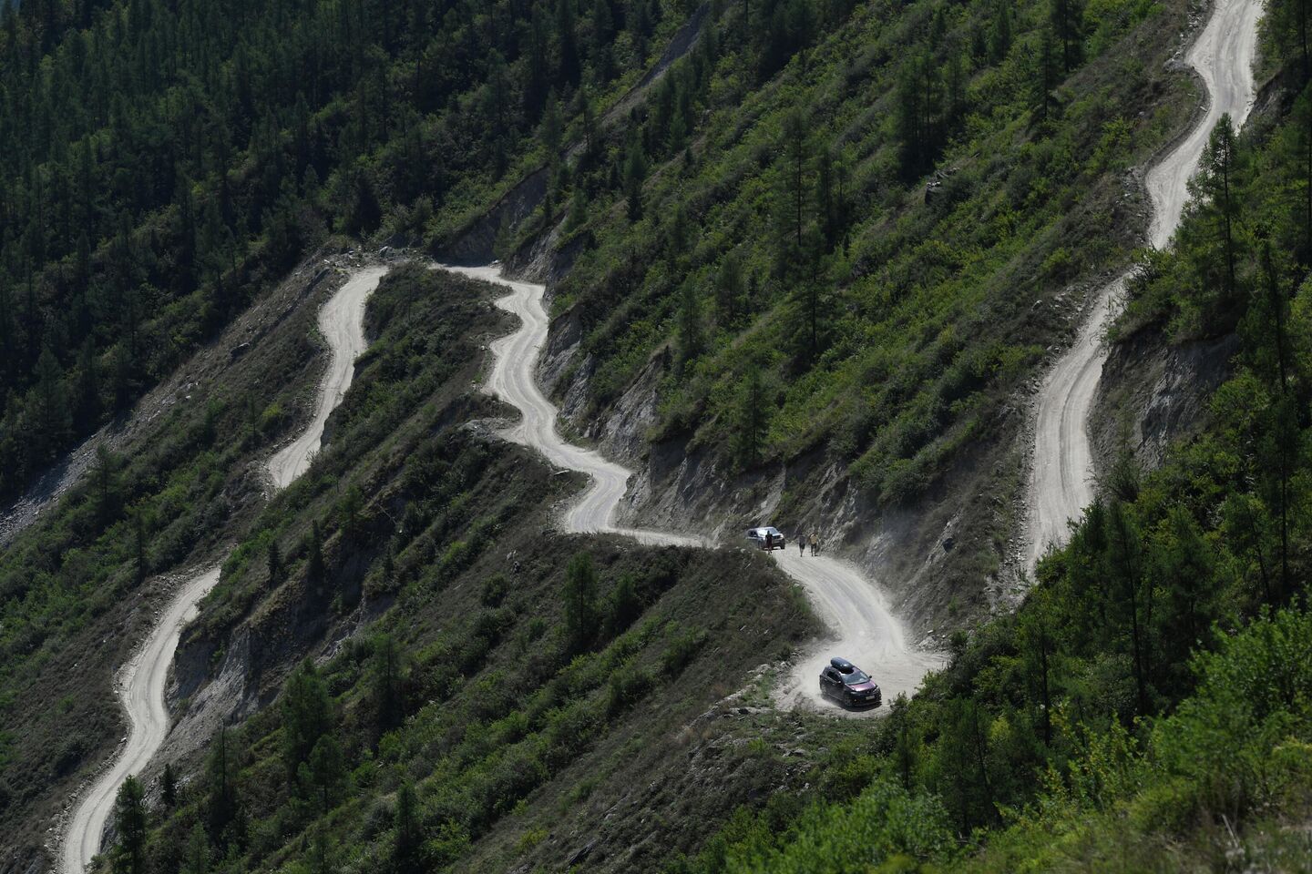 Перевал Кату-Ярык (спуск в долину реки Чулышман) на автомобильной дороге Балыктуюль - Балыкча в Республике Алтай