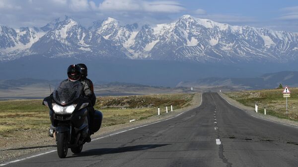 Автомобильная дорога Чуйский тракт в Республике Алтай. На дальнем плане - Северо-Чуйский хребет