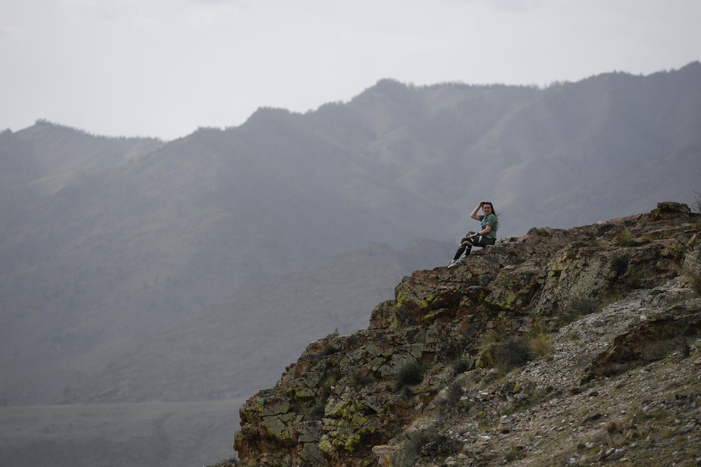 Девушка на скале возле слияния Чуи и Катуни в Республике Алтай