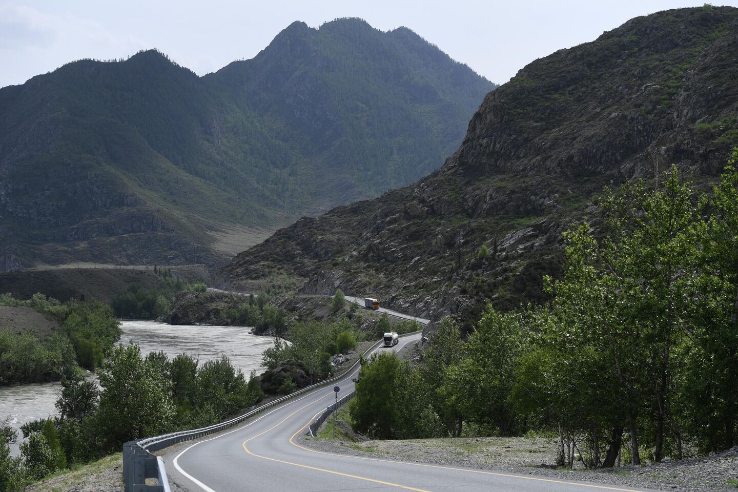 Автомобильная дорога Чуйский тракт вдоль реки Катунь в Республике Алтай