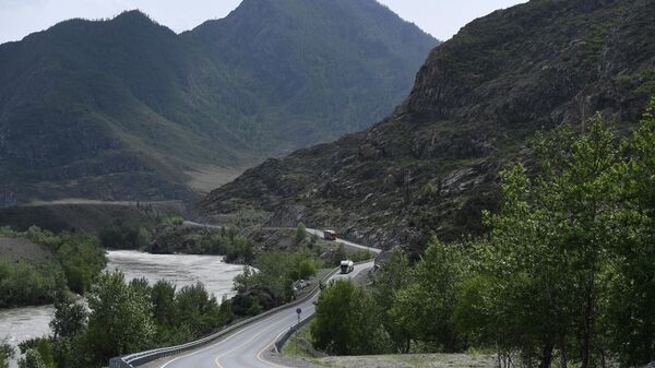 Автомобильная дорога Чуйский тракт вдоль реки Катунь в Республике Алтай