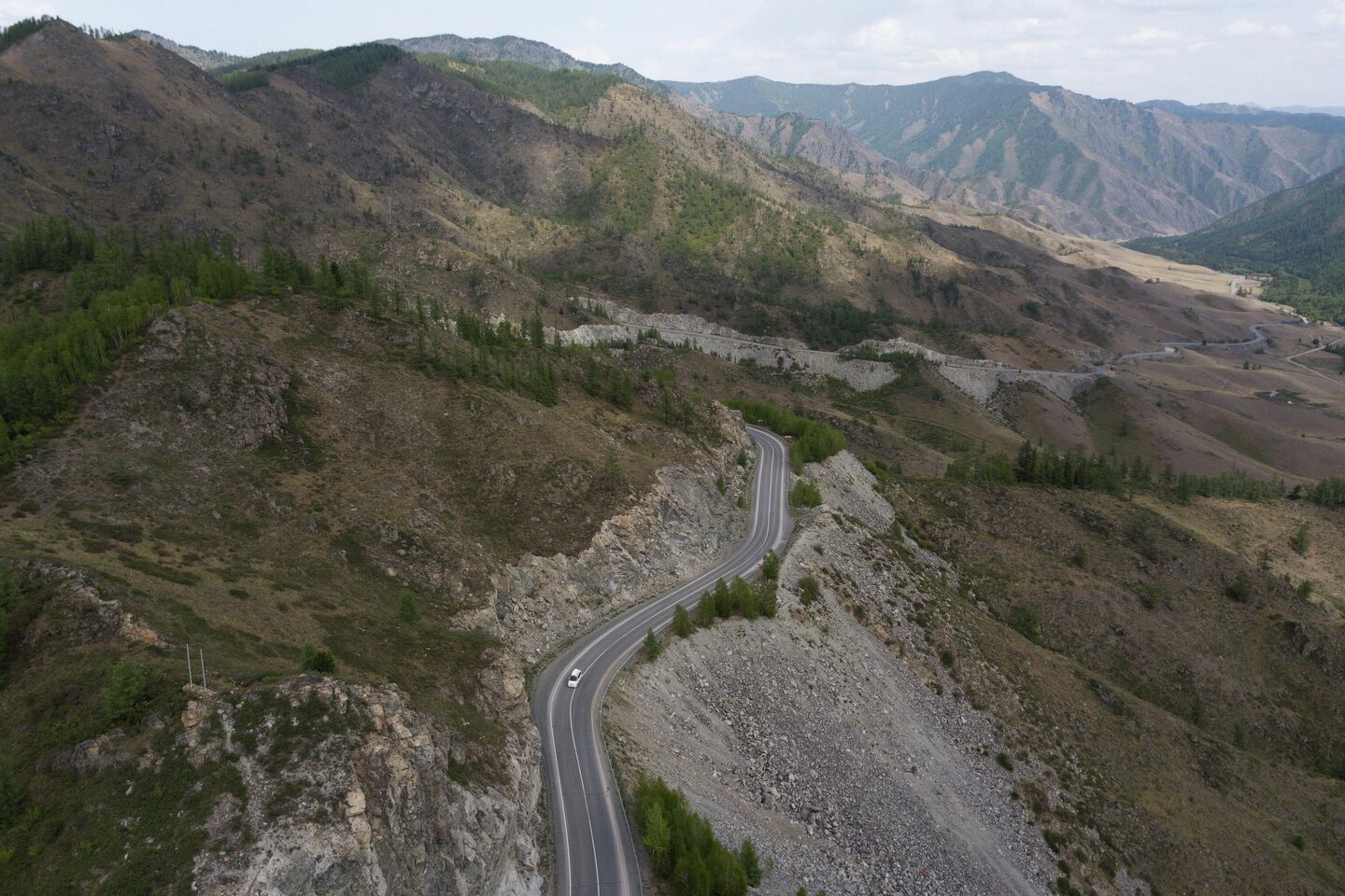 Горный перевал Чике-Таман на автомобильной дороге Чуйский тракт в Республике Алтай