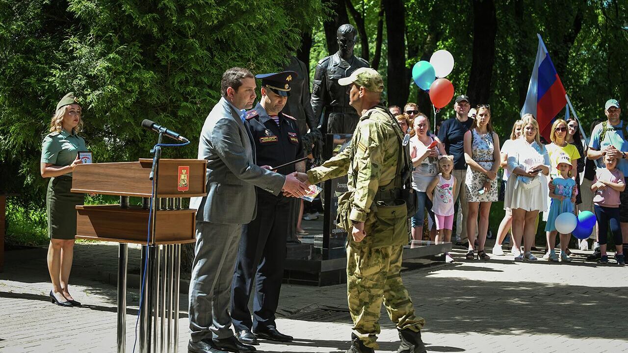 Губернатор Смоленской области Алексей Островский поблагодарил сотрудников и военнослужащих Росгвардии за участие в специальной военной операции на Донбассе - РИА Новости, 1920, 01.07.2022