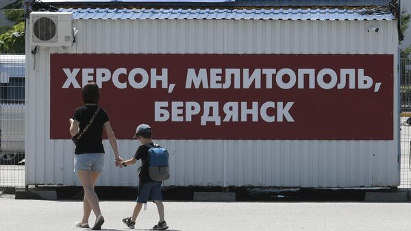 Баннер с названиями городов Херсон, Мелитополь и Бердянск на автостанции