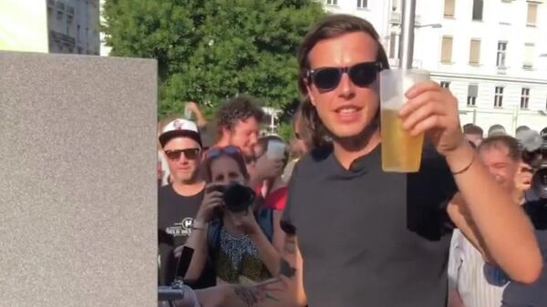 Лидер партии пива Доминик Влазны на открытии временного пивного фонтана на центральной площади Вены 
