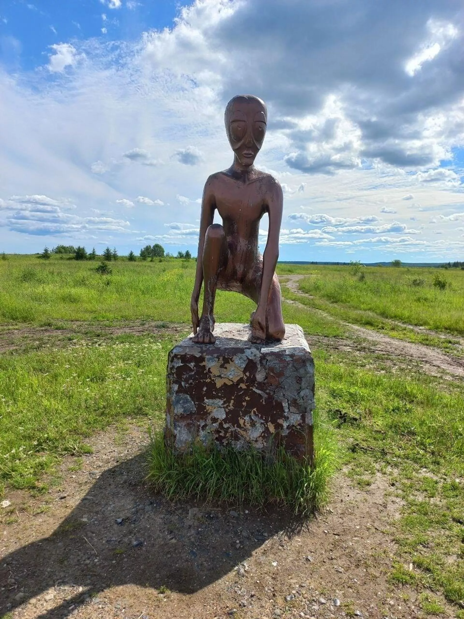 Село молебка пермский. Молебка памятник инопланетянину. Молёбка инопланетянин Пермский край. Молебский треугольник Пермский край. Аномальная зона в Пермском крае Молебка.