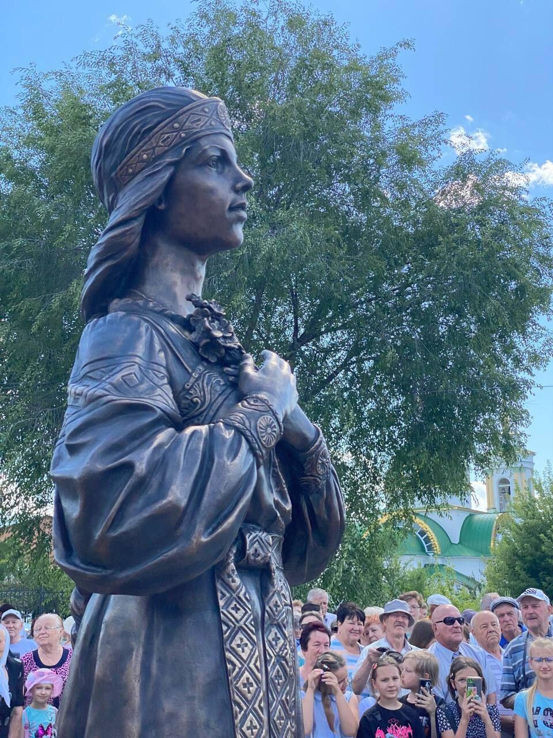 Памятник аленушке. Алёнушка скульптура Воронеж. Скульптура Аленушки в Нововоронеже. Новая статуя Аленки в Нововоронеже. Воронежская Аленка скульптура.