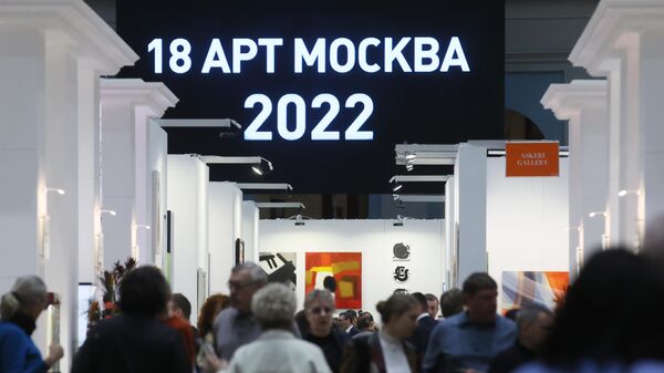 Посетители на международной художественной ярмарке Арт Москва в выставочном центре Гостиный двор в Москве