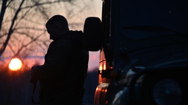Мужчина рядом с автомобилем УАЗ