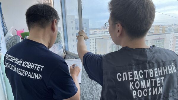 Сотрудники СУ СК России по Республике Саха (Якутия) проводят осмотр места происшествия