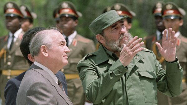 Генеральный секретарь ЦК КПСС Михаил Горбачев и Первый секретарь ЦК Компартии Кубы Фидель Кастро  