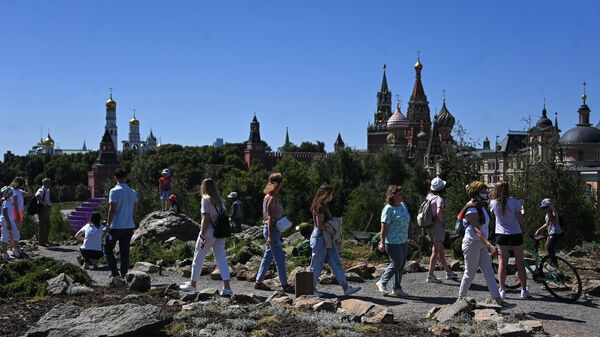 Туристы в природно-ландшафтном парке Зарядье в Москве