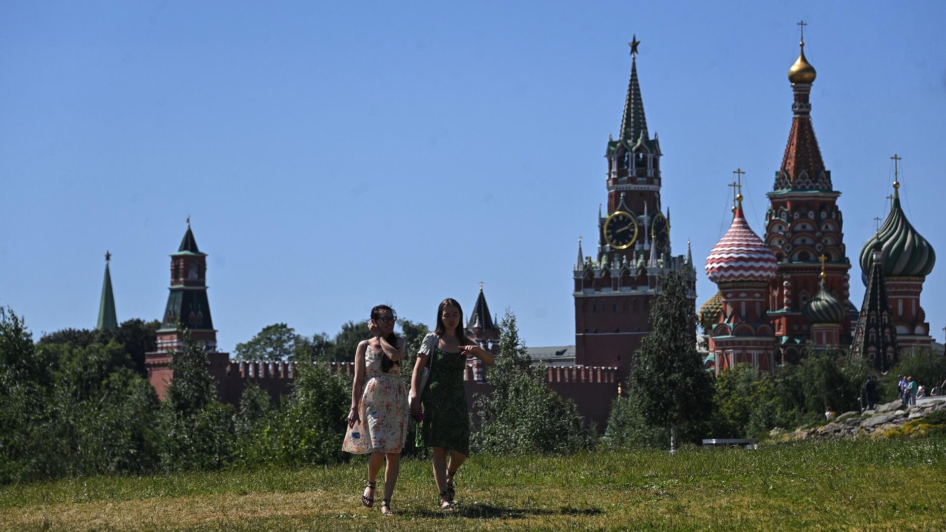 Девушки гуляют в природно-ландшафтном парке Зарядье в Москве0