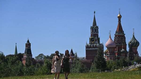 Девушки гуляют в природно-ландшафтном парке Зарядье в Москве
