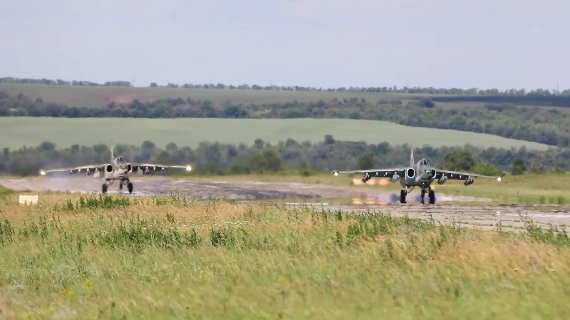 Штурмовики Су-25 ВКС России во время приземления после выполнения боевой задачи - РИА Новости, 1920, 13.07.2022