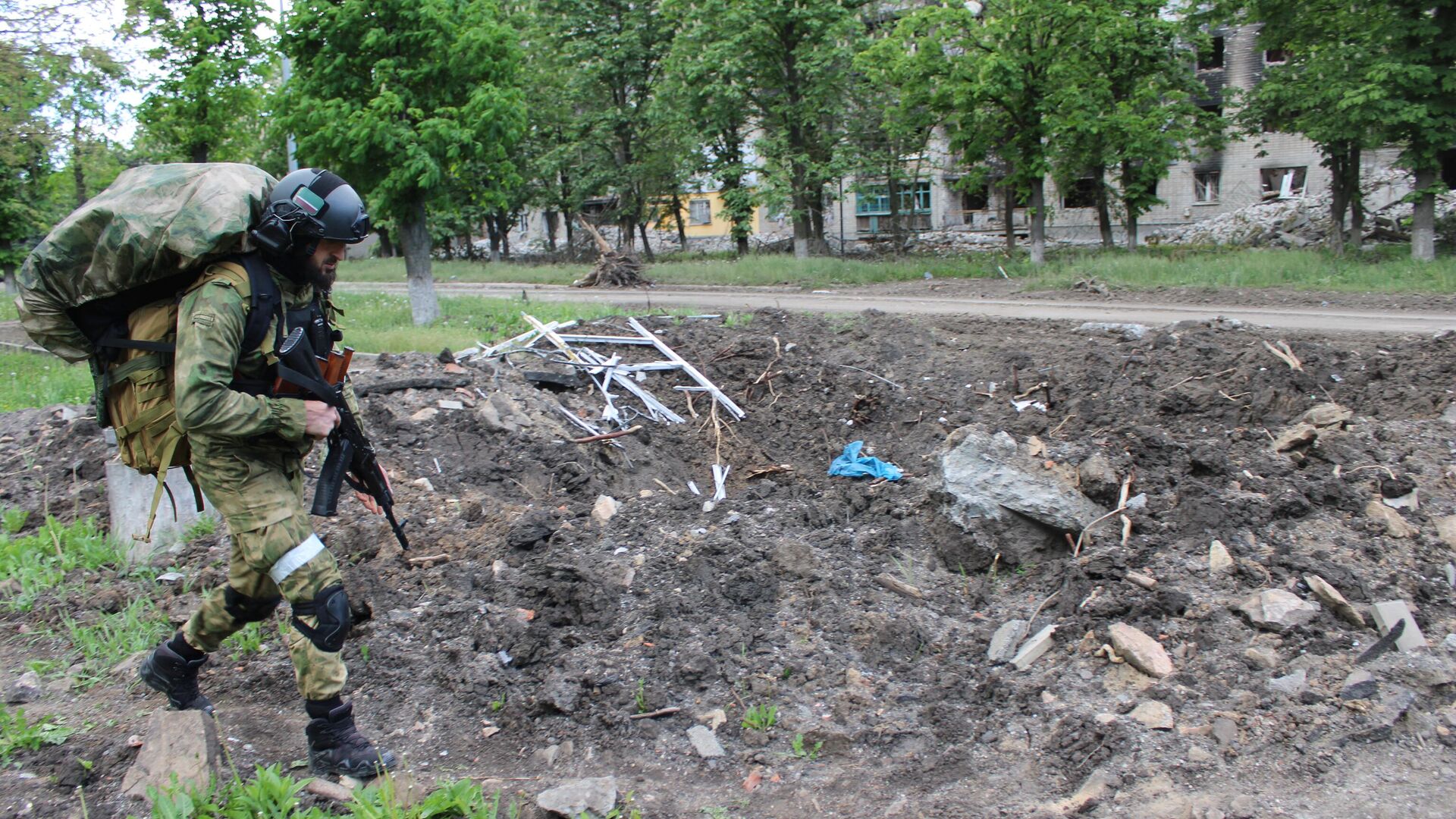 Боец подразделения полка полиции специального назначения имени Героя России Ахмата-Хаджи Кадырова МВД Чеченской Республики участвует в специальной военной операции на Лисичанском направлении в ЛНР - РИА Новости, 1920, 05.07.2022