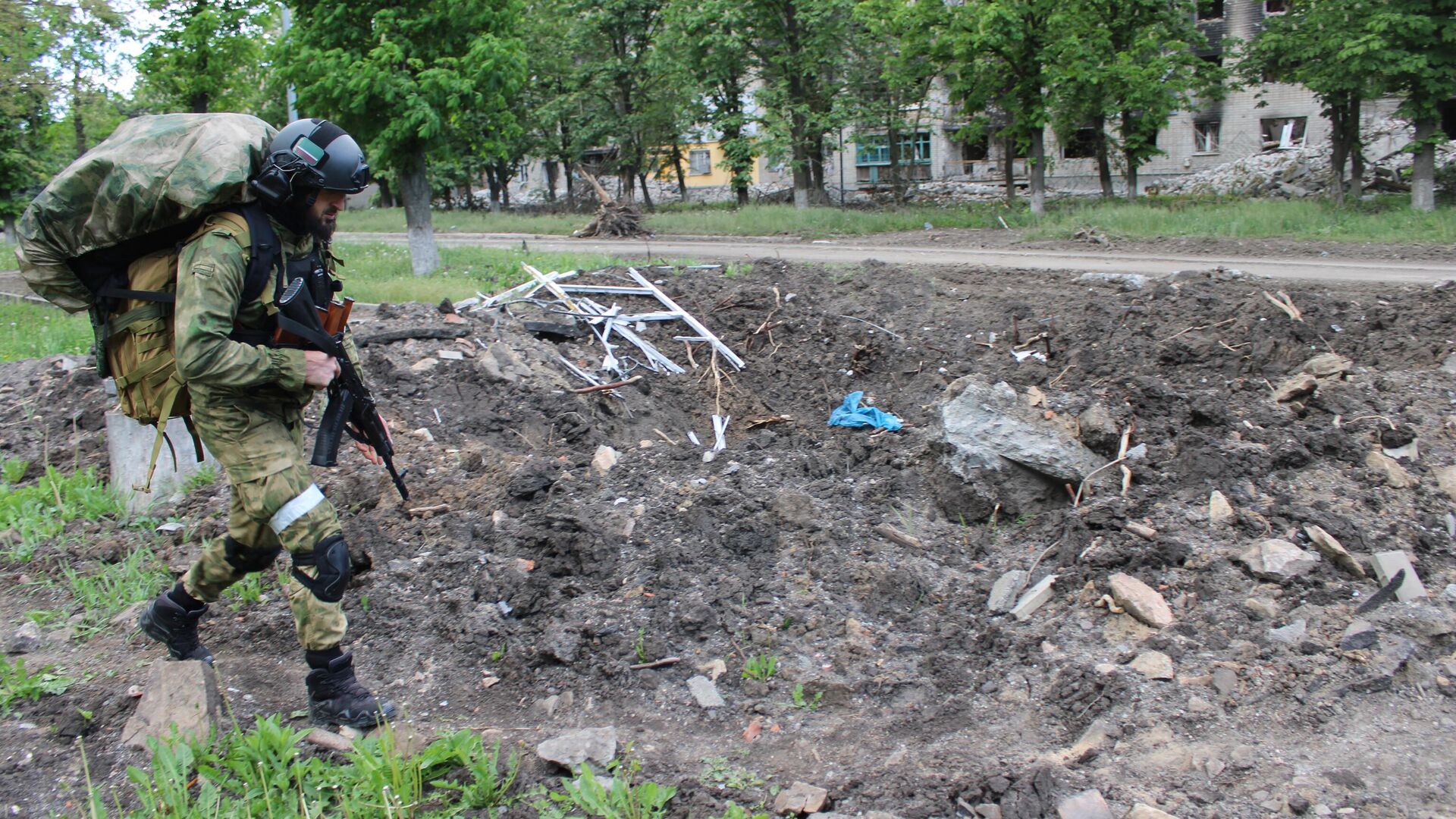 Боец подразделения полка полиции специального назначения имени Героя России Ахмата-Хаджи Кадырова МВД Чеченской Республики участвует в специальной военной операции на Лисичанском направлении в ЛНР - РИА Новости, 1920, 05.07.2022