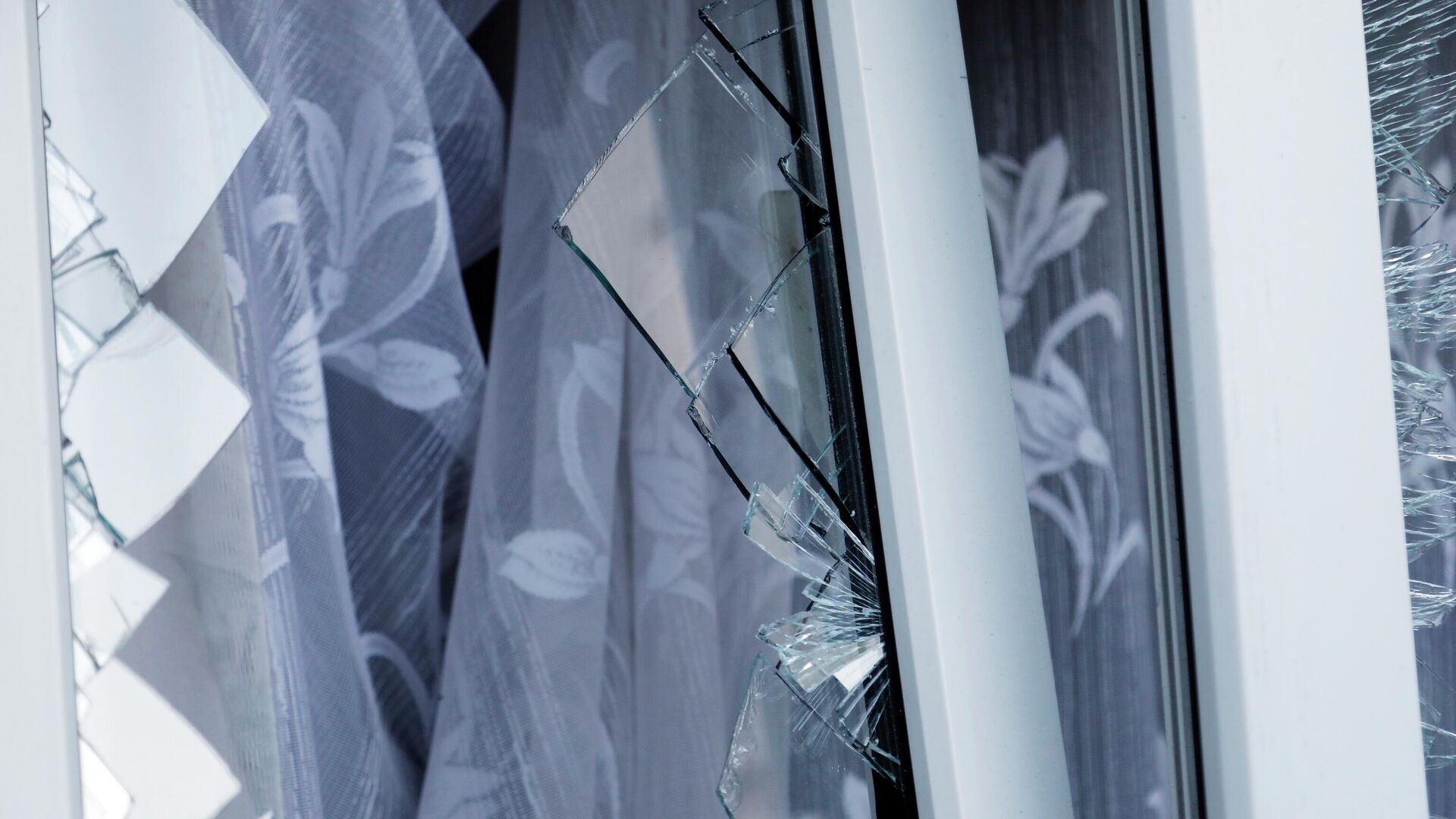 Разбитое стекло в окне жилого дома в Белгороде  - РИА Новости, 1920, 09.08.2022