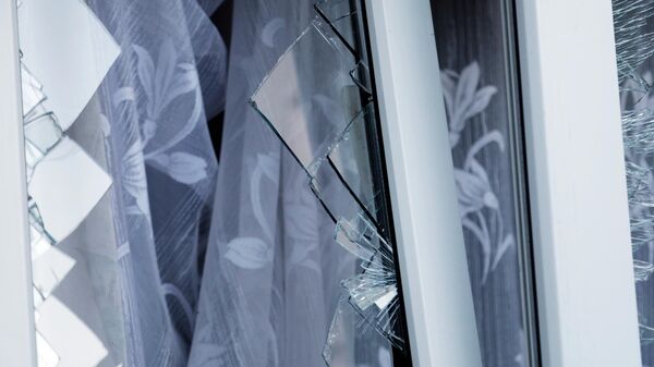 Разбитое стекло в окне жилого дома в Белгороде 