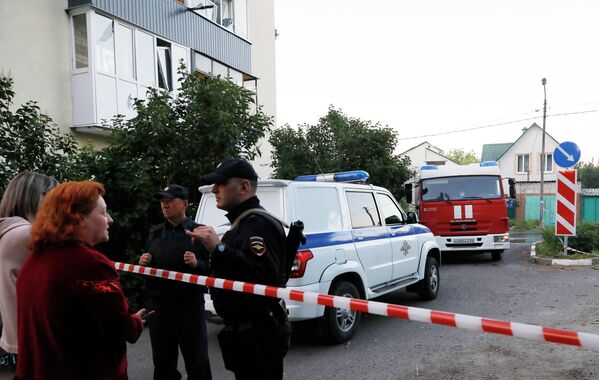 Местные жители и полицейские у поврежденного жилого дома в Белгороде