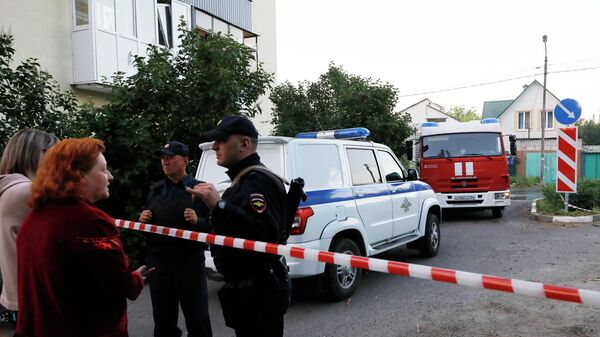 Местные жители и полицейские у поврежденного жилого дома в Белгороде