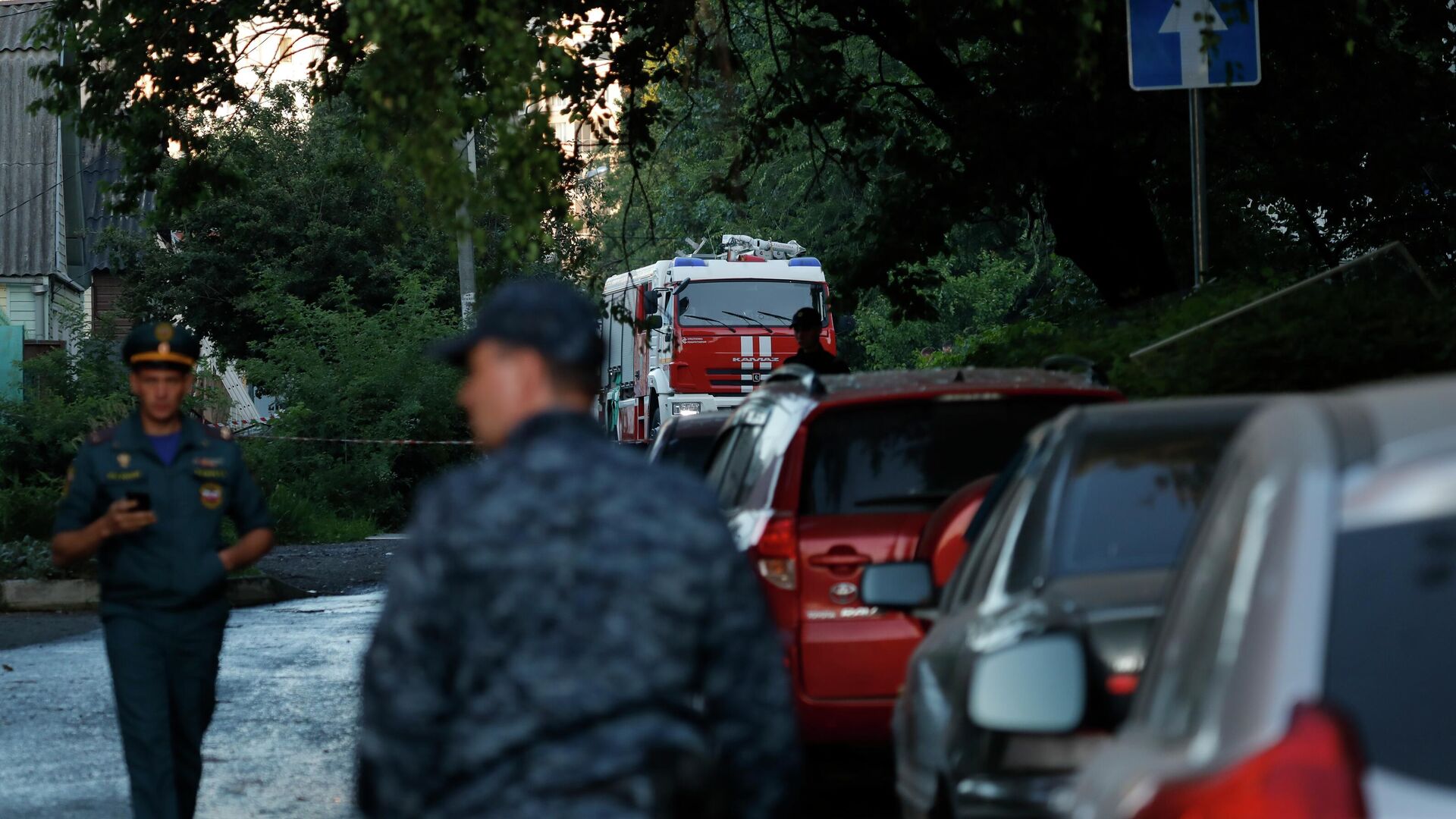 Сотрудники МЧС РФ рядом с пострадавшими жилыми домами в Белгороде - РИА Новости, 1920, 03.07.2022