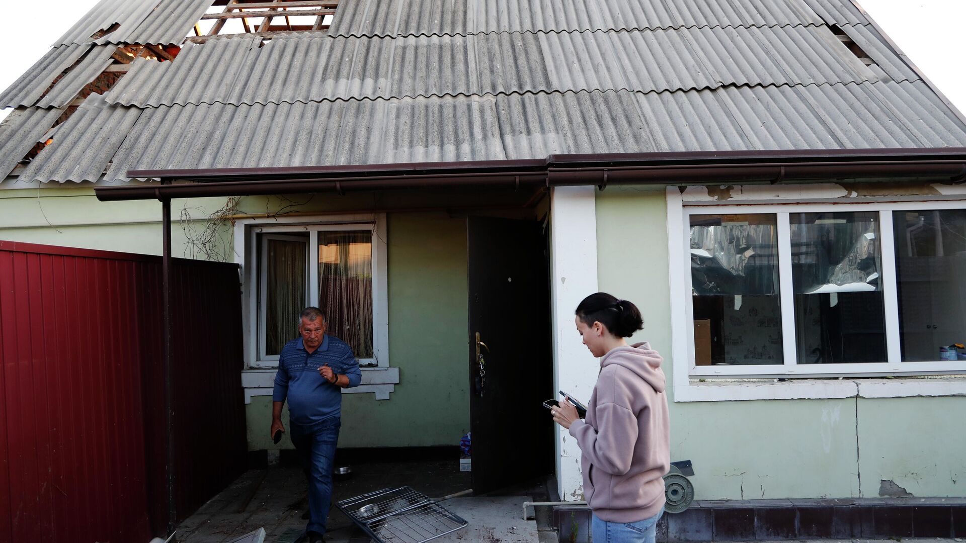 Поврежденный жилой дом в Белгороде - РИА Новости, 1920, 17.08.2023