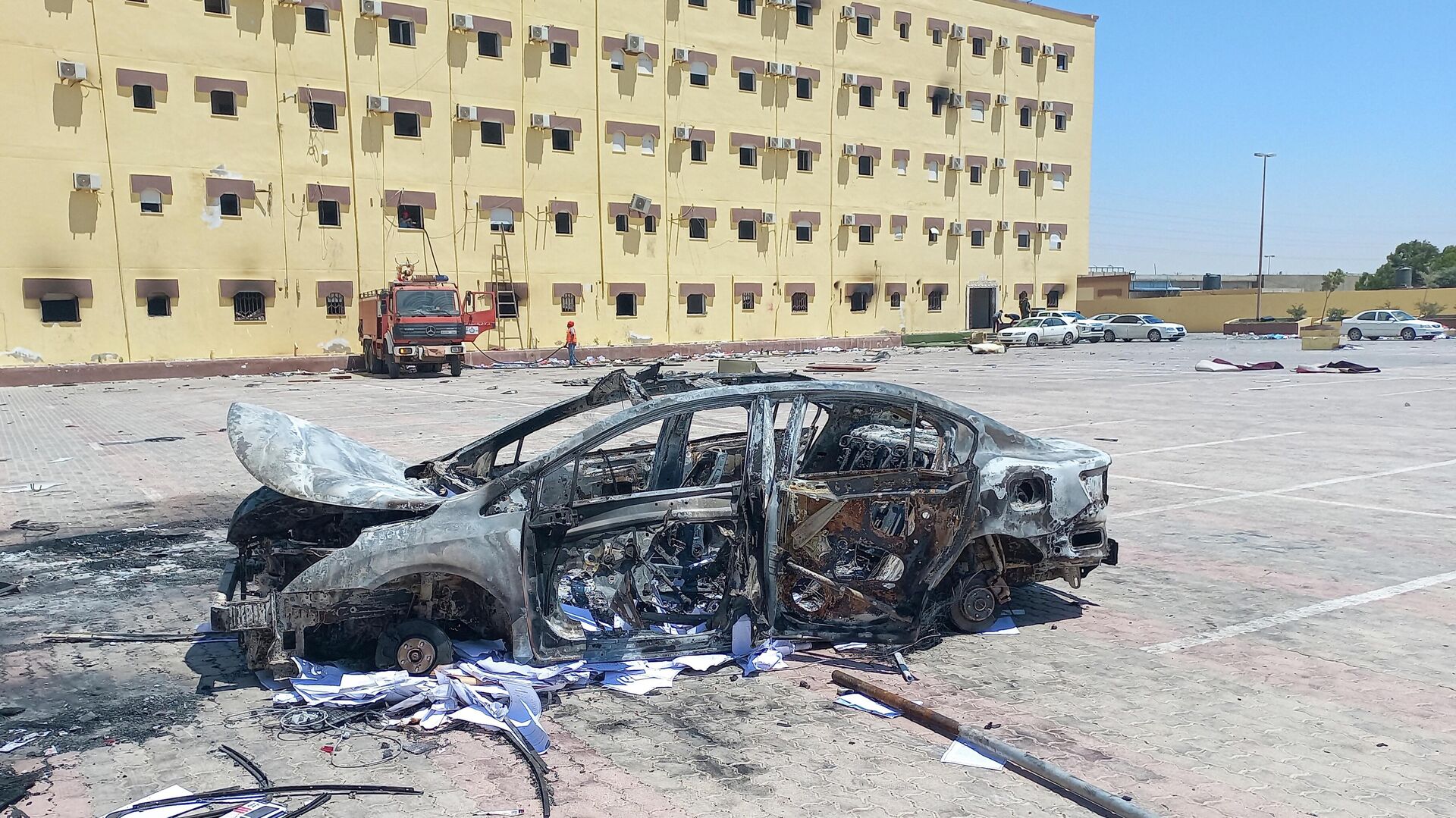 Автомобиль, сгоревший в результате протестов, возле здания палаты представителей в городе Тобрук, Ливия - РИА Новости, 1920, 03.07.2022
