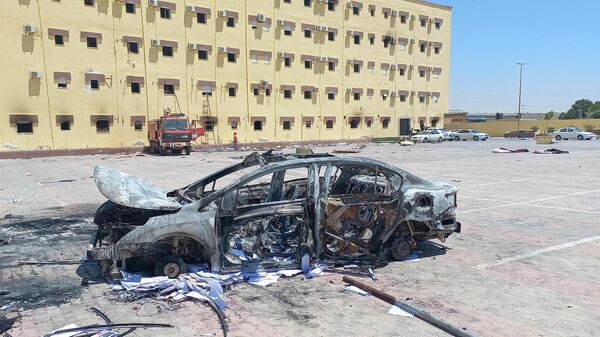 Автомобиль, сгоревший в результате протестов, возле здания палаты представителей в городе Тобрук, Ливия