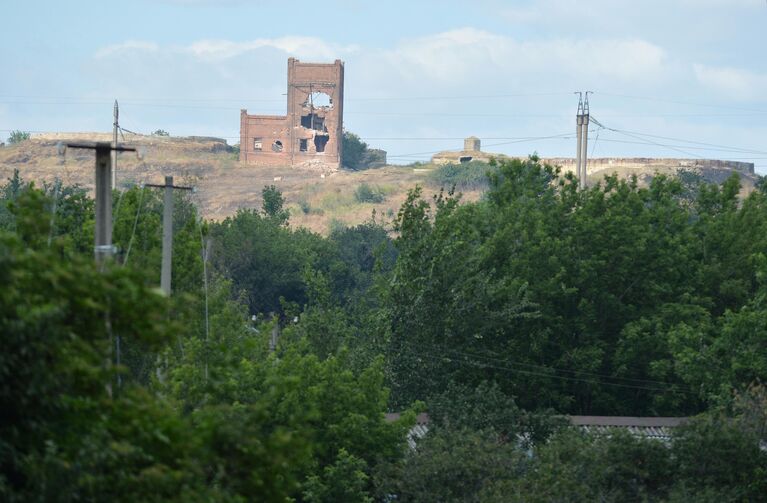 Разрушенное в результате боевых действий здание в пригороде Лисичанска