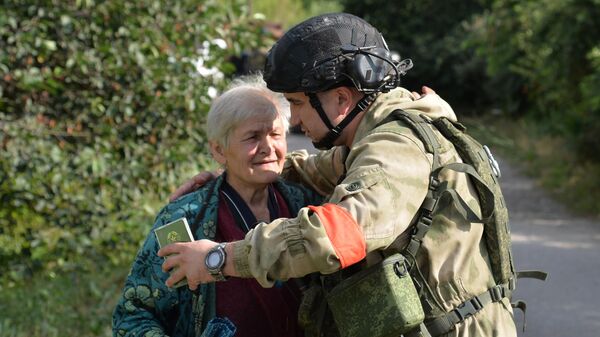 Мирная жительница встречает бойцов Народной милиции ЛНР на окраине Лисичанска