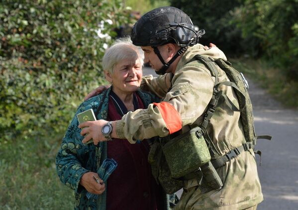 Мирная жительница встречает бойцов Народной милиции ЛНР на окраине Лисичанска