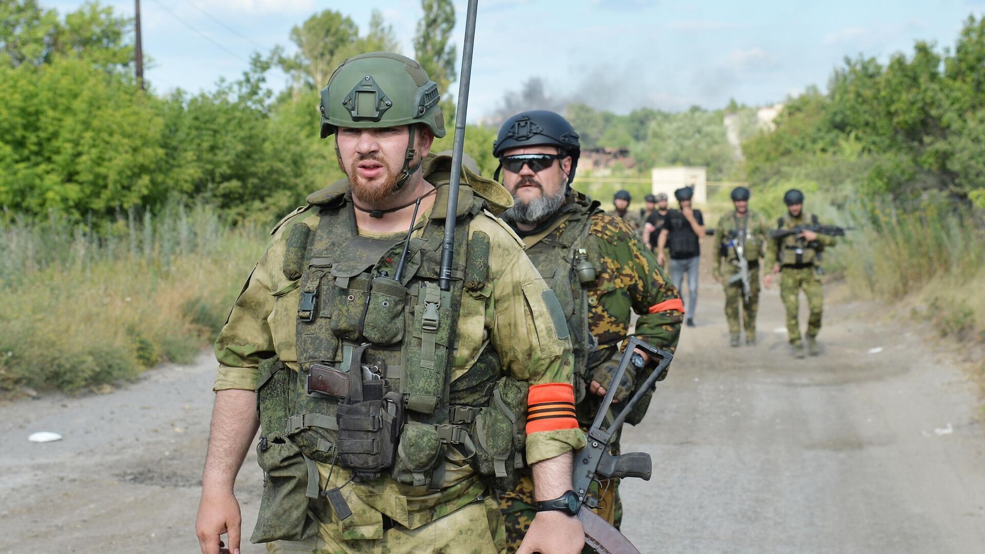 Бойцы 6-го казачего полка имени Платова ЛНР и специального полка полиции имени Героя России Ахмата-Хаджи Кадырова в Лисичанске - РИА Новости, 1920, 03.10.2022