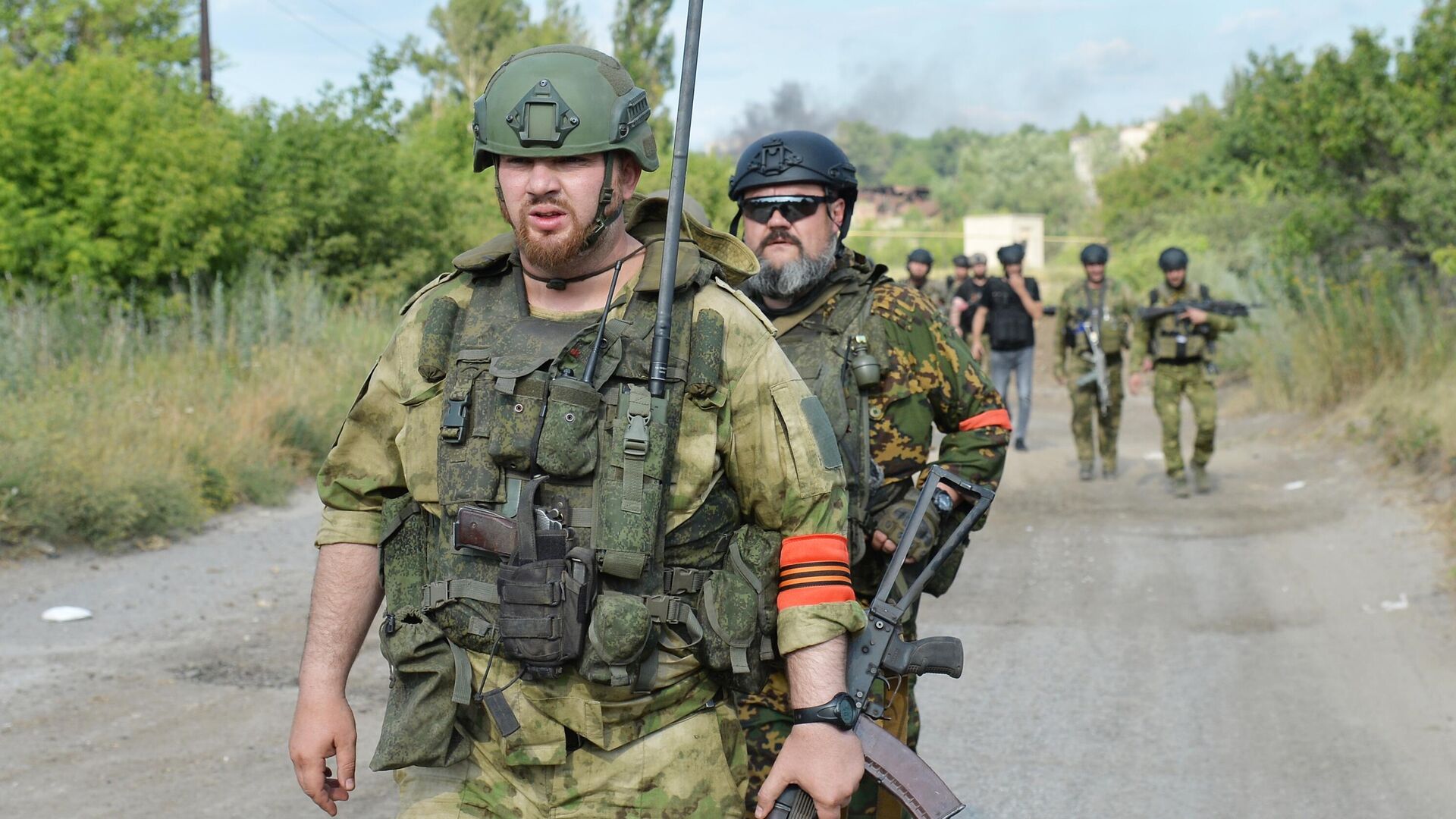 Бойцы 6-го казачего полка имени Платова ЛНР и специального полка полиции имени Героя России Ахмата-Хаджи Кадырова в Лисичанске - РИА Новости, 1920, 03.10.2022