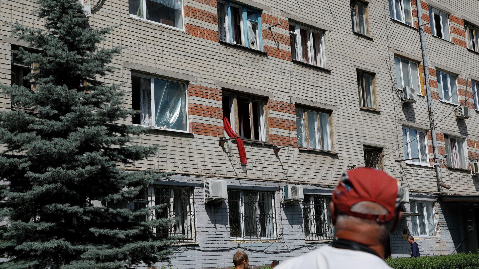 Выбитые стекла в окнах жилого дома в Белгороде - РИА Новости, 1920, 03.07.2022