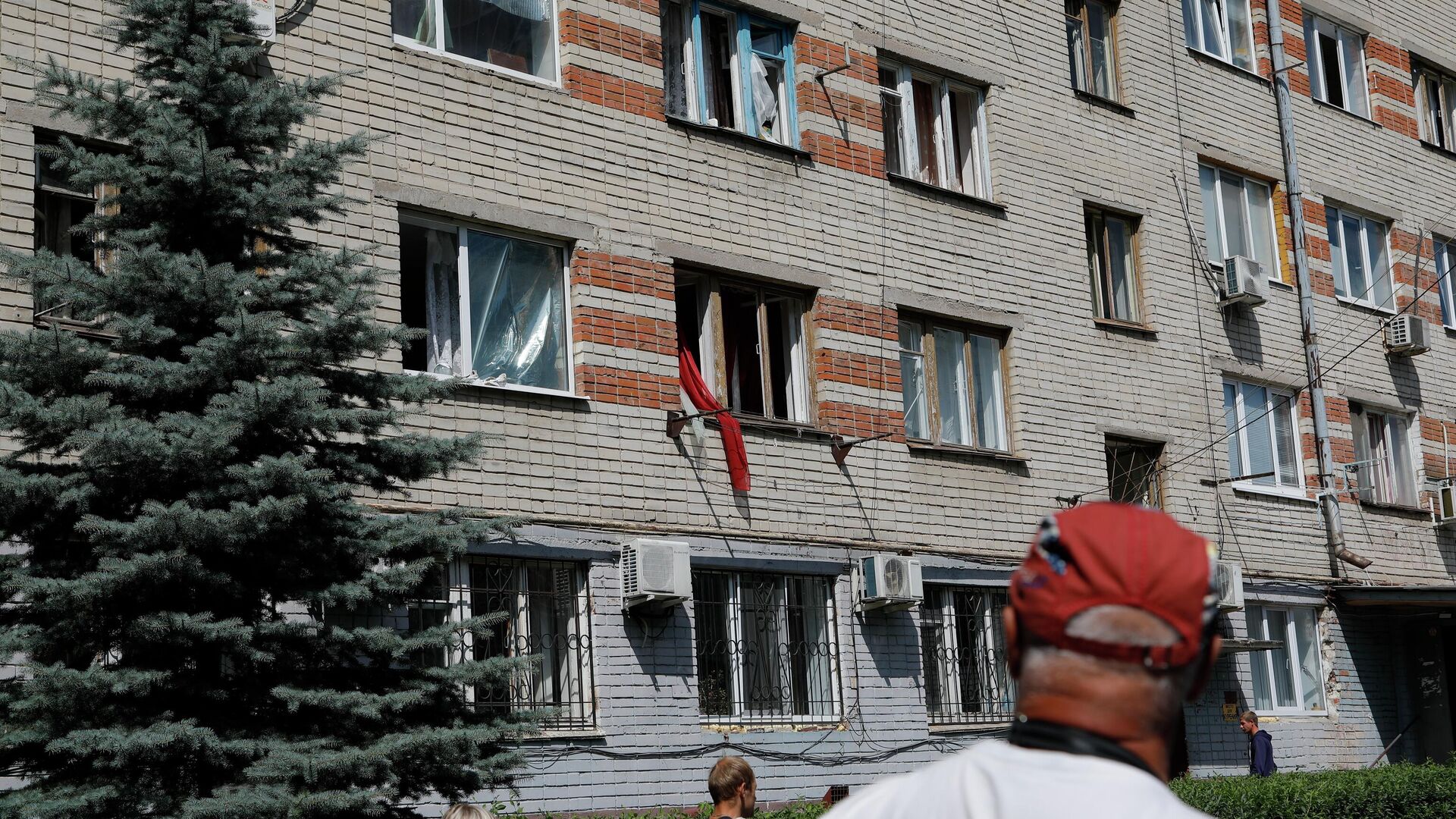 Выбитые стекла в окнах жилого дома в Белгороде - РИА Новости, 1920, 03.07.2022