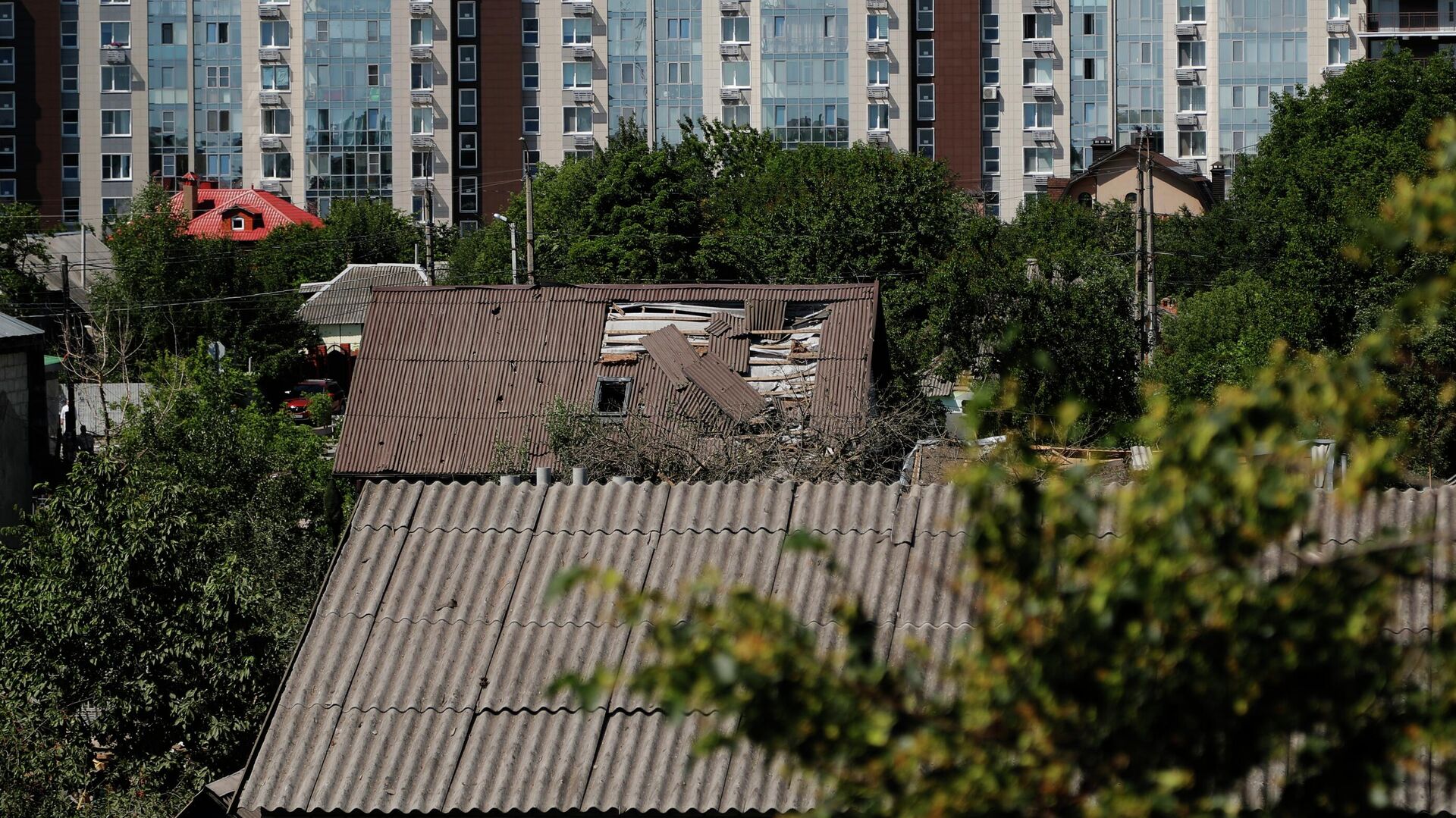 Поврежденная крыша частного дома в Белгороде - РИА Новости, 1920, 14.10.2022