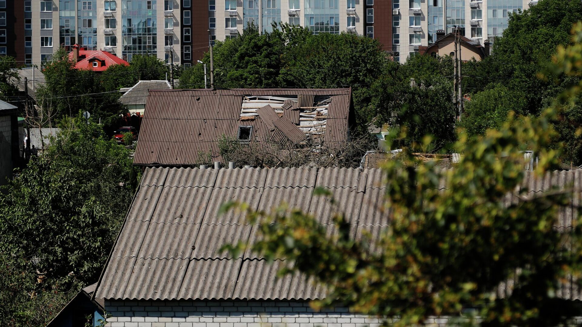 Поврежденная крыша частного дома в Белгороде - РИА Новости, 1920, 14.10.2022