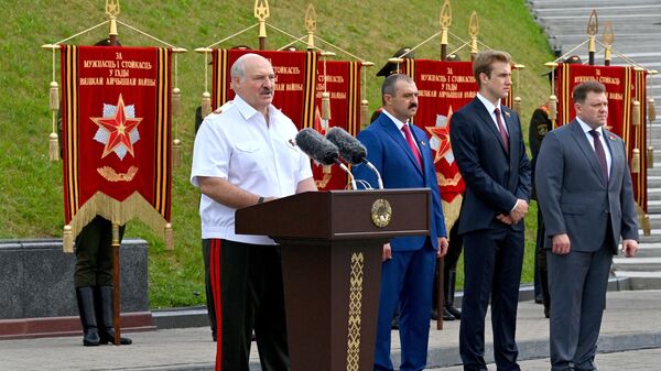 Президент Белоруссии Александр Лукашенко выступает на митинге в честь Дня Независимости Белоруссии в мемориальном комплексе Курган Славы 