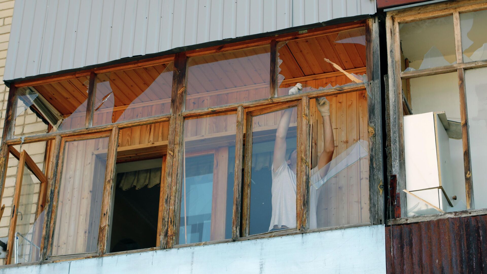 Разбитые стекла на балконе жилого дома в Белгороде - РИА Новости, 1920, 04.07.2022