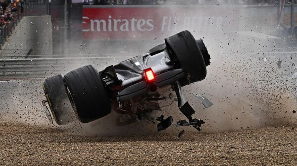 Пилот Альфа Ромео Чжоу Гуаньюй, попавший в аварию на Гран-при Великобритании Формулы-1
