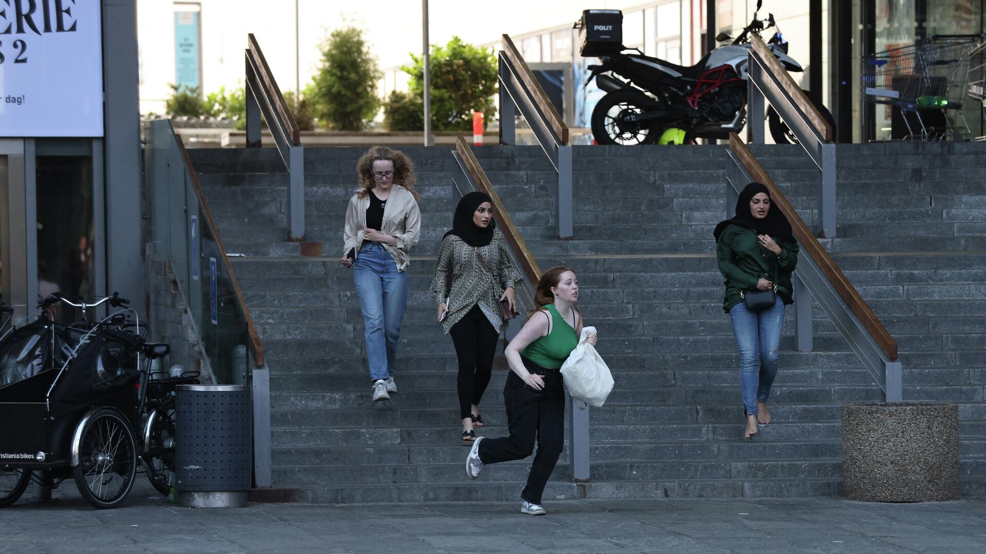 Люди выбегают из торгового центра в Копенгагене после сообщений о стрельбе - РИА Новости, 1920, 03.07.2022