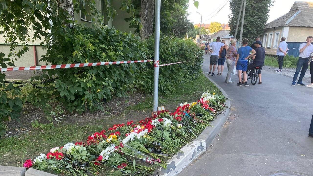 Импровизированный мемориал на пересечении улиц Маяковского и Попова в Белгороде - РИА Новости, 1920, 04.07.2022