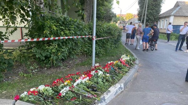 Импровизированный мемориал на пересечении улиц Маяковского и Попова в Белгороде