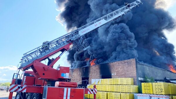 В столице Тувы тушат крупный пожар в складских помещениях