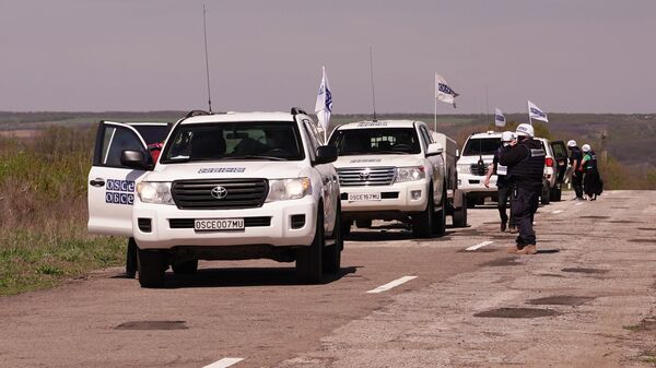 Автомобили ОБСЕ, въезжающие на территорию ЛНР во время ротации представителей миссии
