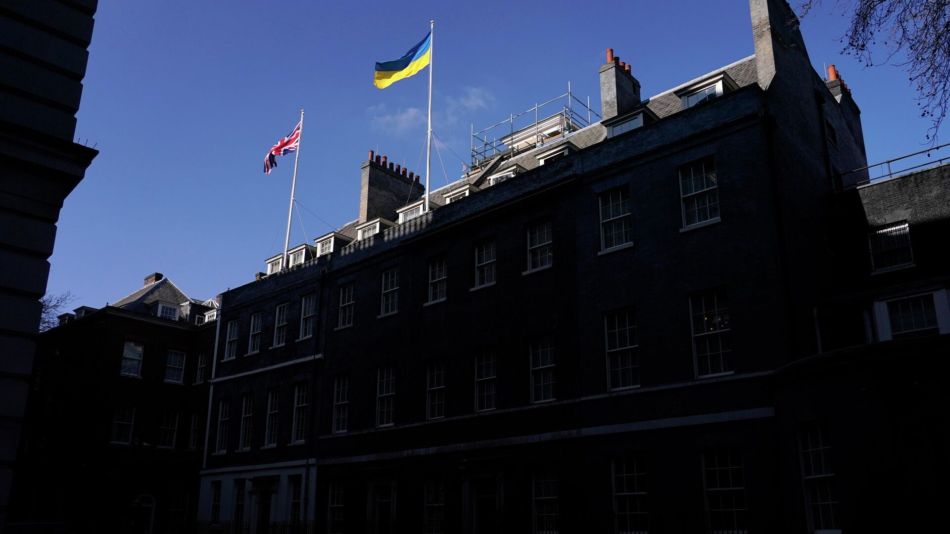 Флаг Великобритании и флаг Украины на здании резиденции премьер-министра Великобритании в Лондоне - РИА Новости, 1920, 09.01.2023